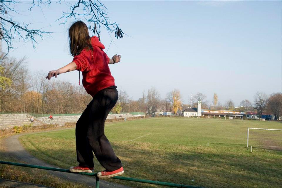 Kobieta trenująca parkour