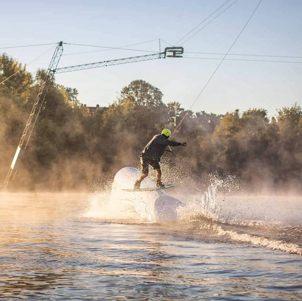 Rider na przeszkodzie wakeboardowej od wakepro